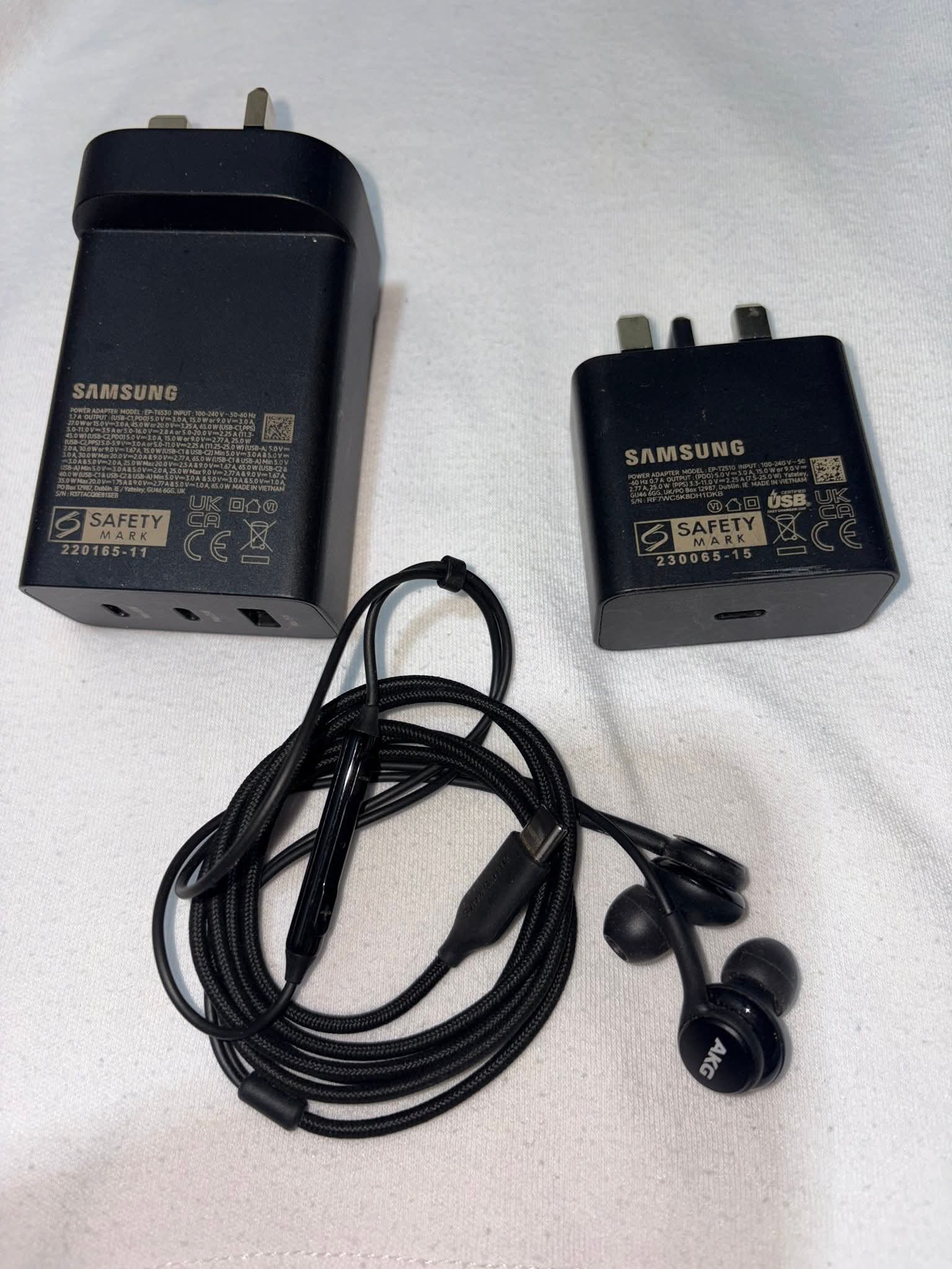 للبيع اغراض سامسونج كلهم اصلي البيع بالقطعه او كلهم شاحن سامسونج 65 وات ثلاث مخارج فيهم اتنين تايب سي   شاحن سامسونج 25 وات   سماعه سامسونج AKG الاصليه