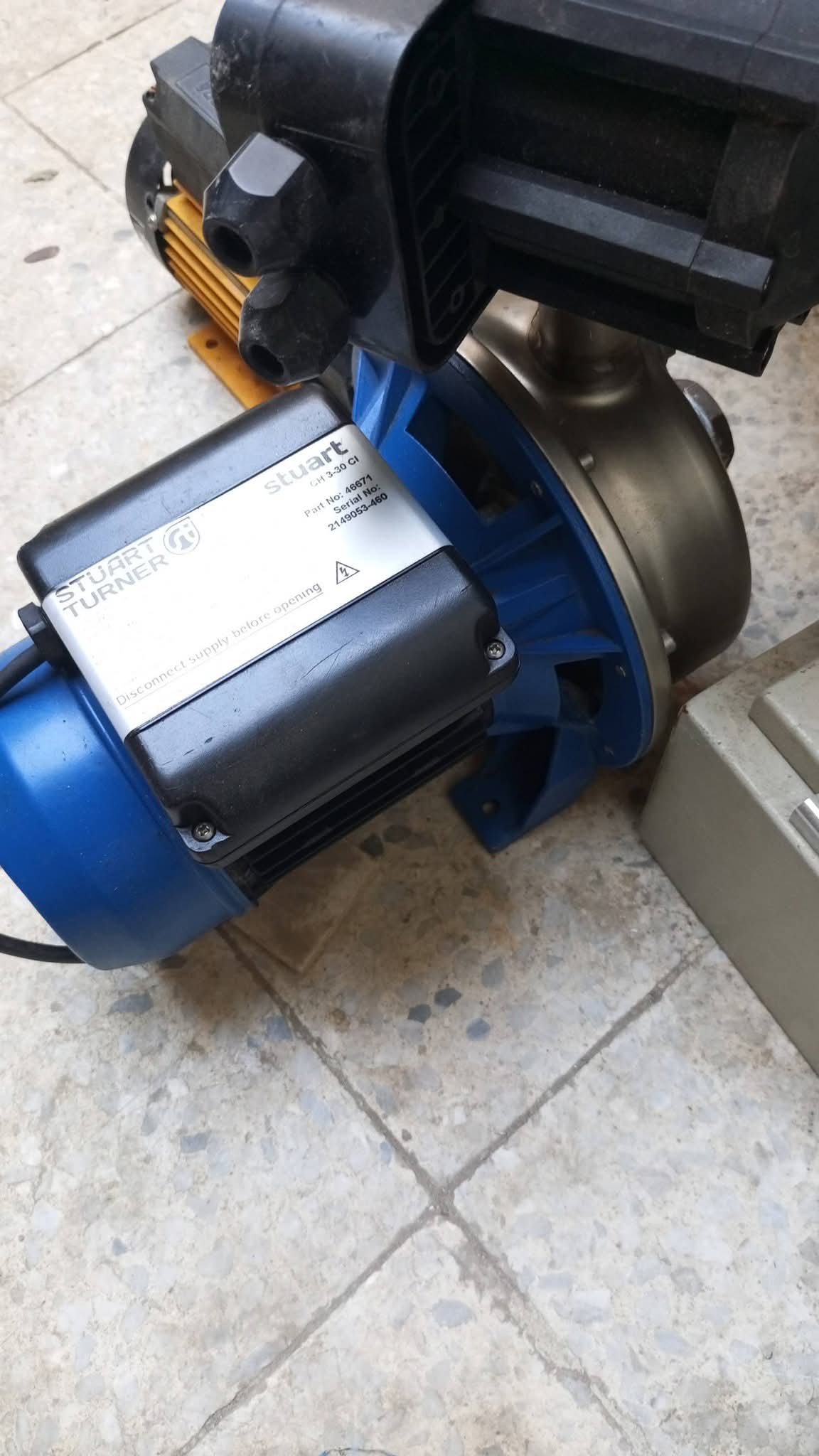 مضخات ماء البيع واحد حصان انكليزيه ونص حصان اسبانيه مع اتوماتيك ايطالي . استعمال خفيف شبه الجديد