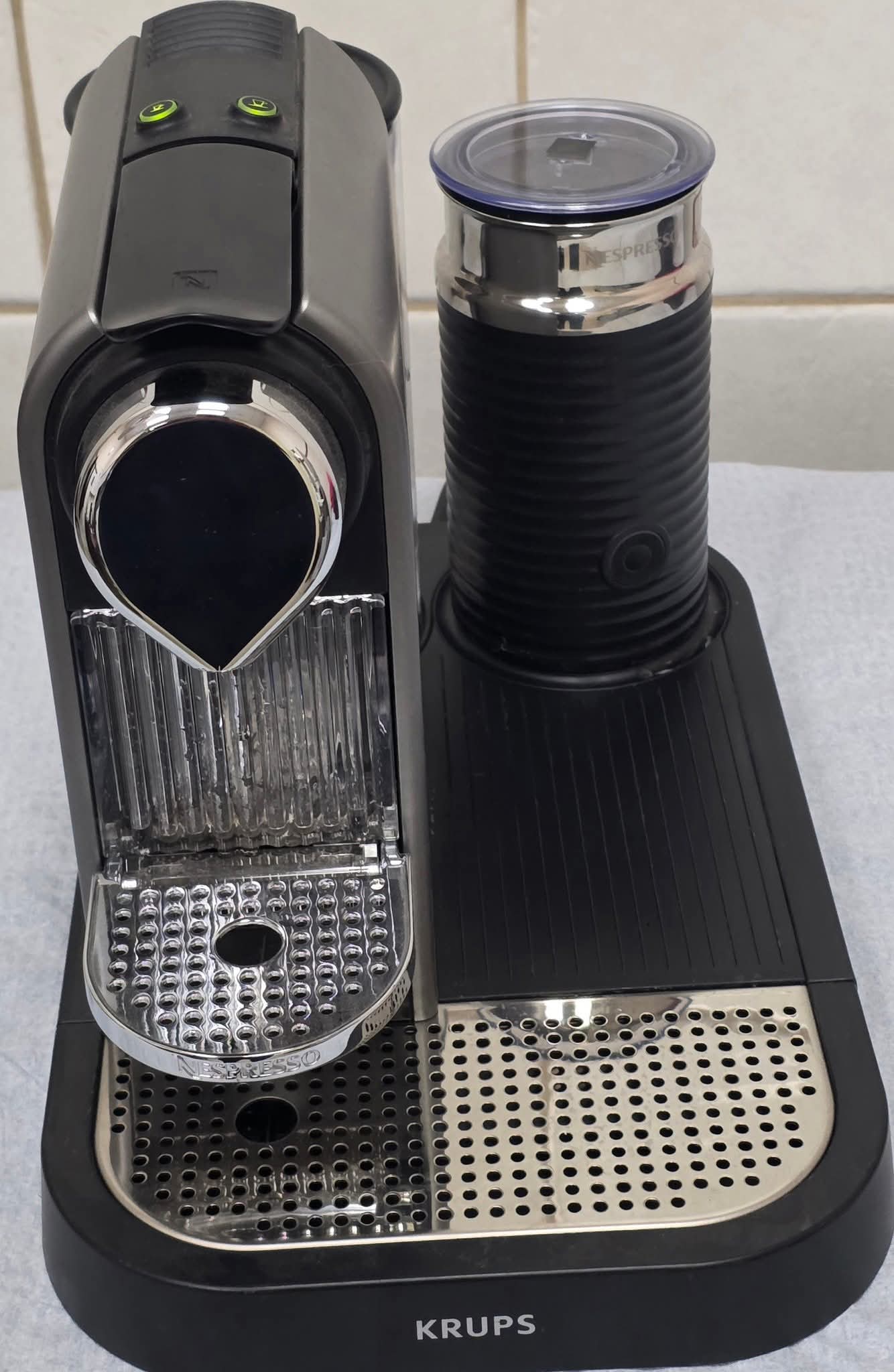 مكنة القهوة  نسبريسو. نظيفه جدا