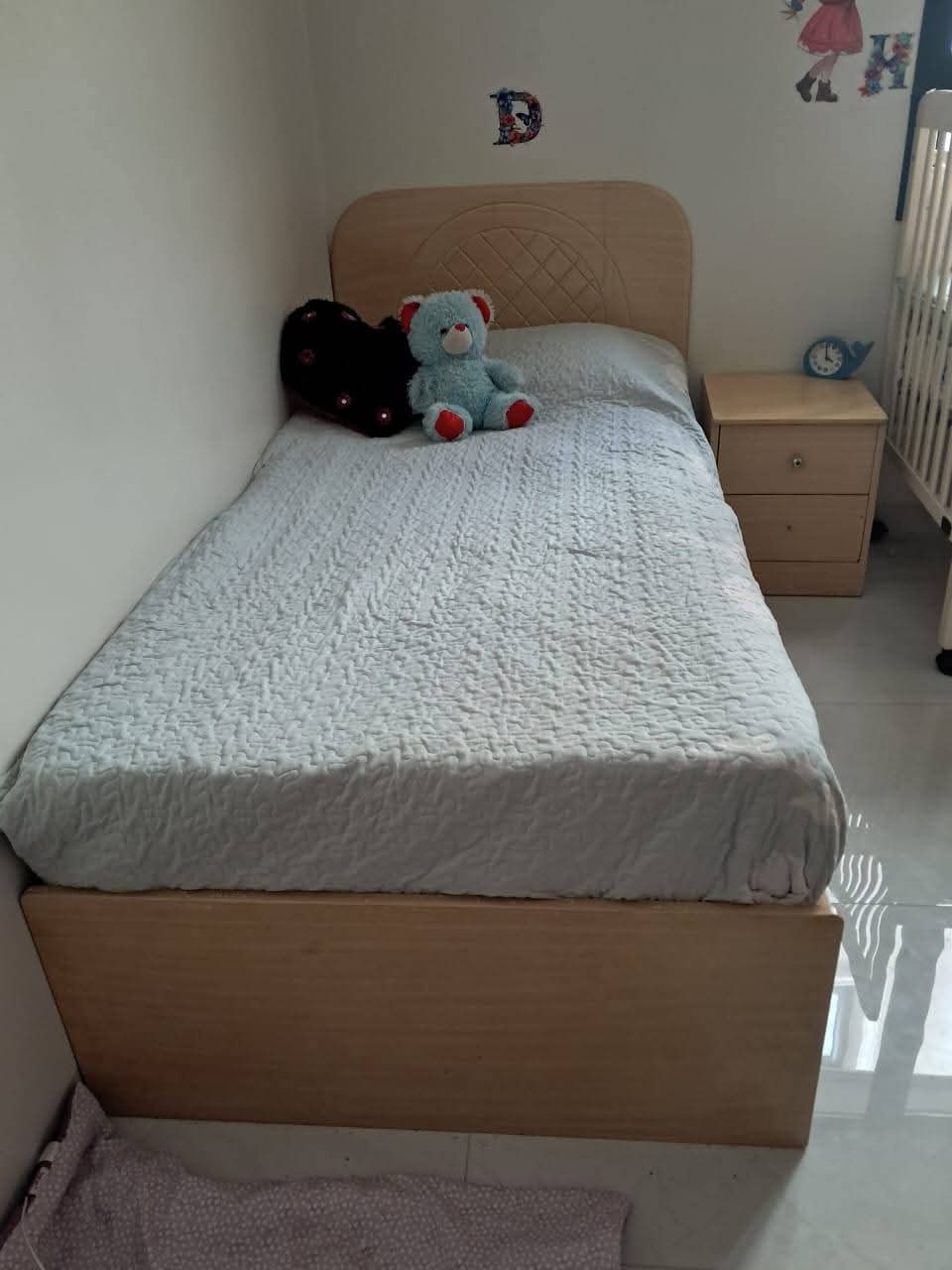 للبيع غرفة نوم اطفال كبارمع المرتبه