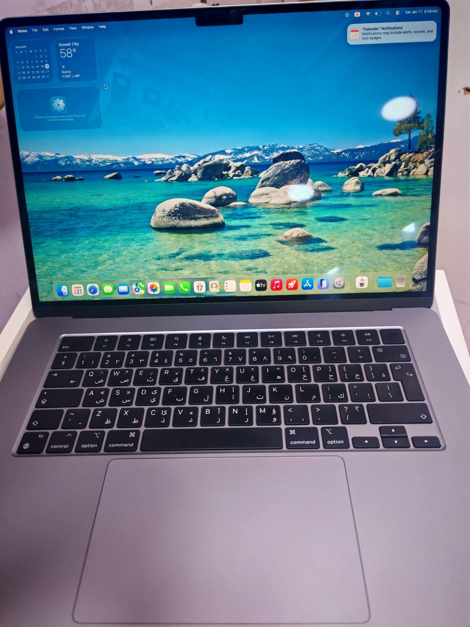 آبل ماك بوك إير إم3 15 بوصة مساحة تخزين 256 جيجابايت. رام 8 جيجا بايت