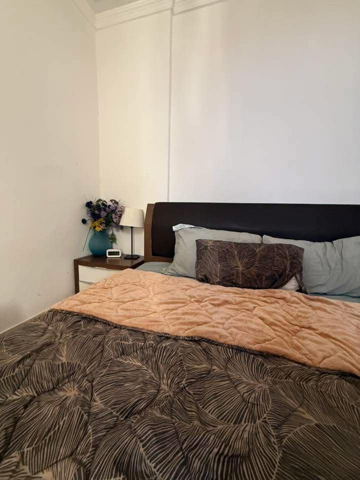 سرير ايكيا استعمال خفيف جدا 200*190 - بيع في أخرى