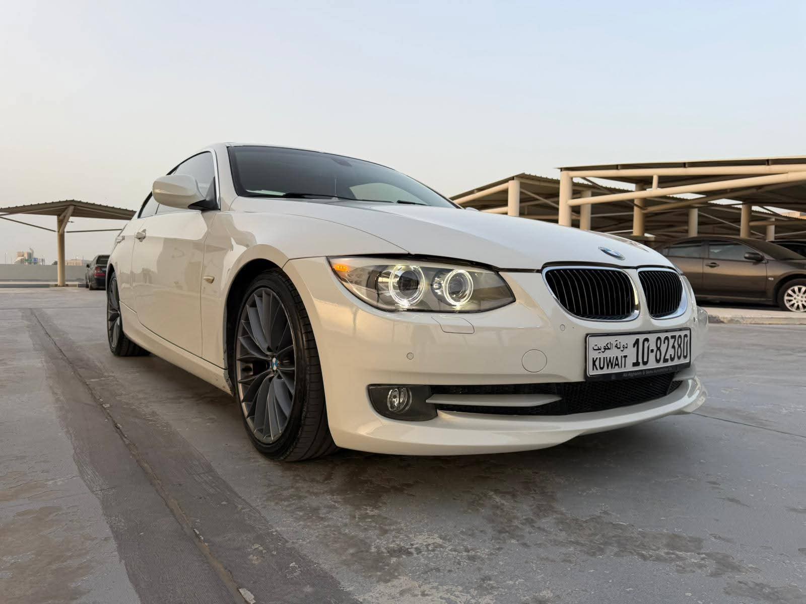 للبيع سياره بي ام دبليو 320i مديل ٢٠١٢