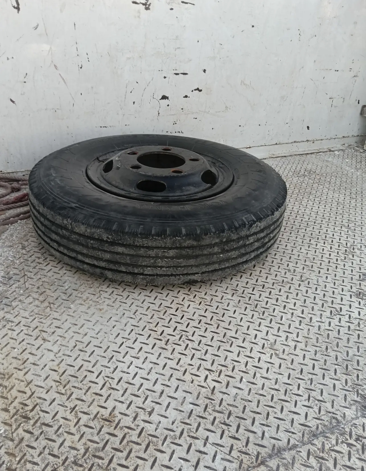 للبيع جنط مع تاير سياره فلوري مقاس 16 /750