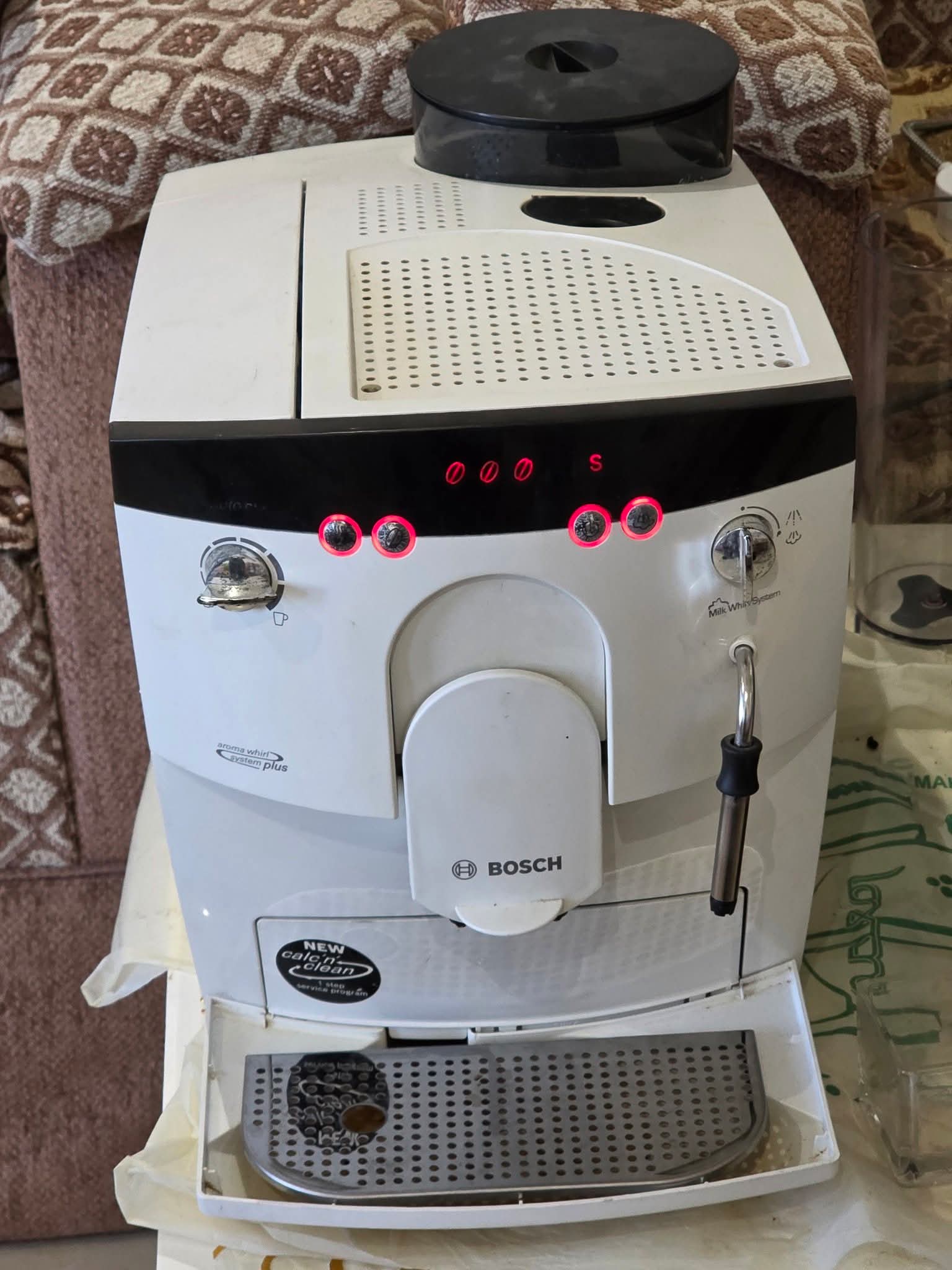 مكنة القهوةماركة Bosch. تطحن حبوب البن وتشتغل بالبن البودر. لصنع قهوة الاسبريسو والقهوة