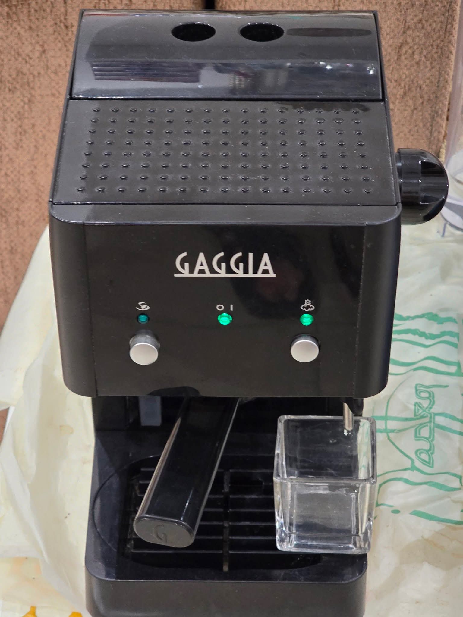 مكنة القهوة  ماركة Gaggia. تشتغل بالبن البودر. لصنع قهوة الاسبريسو والكبتشينو.