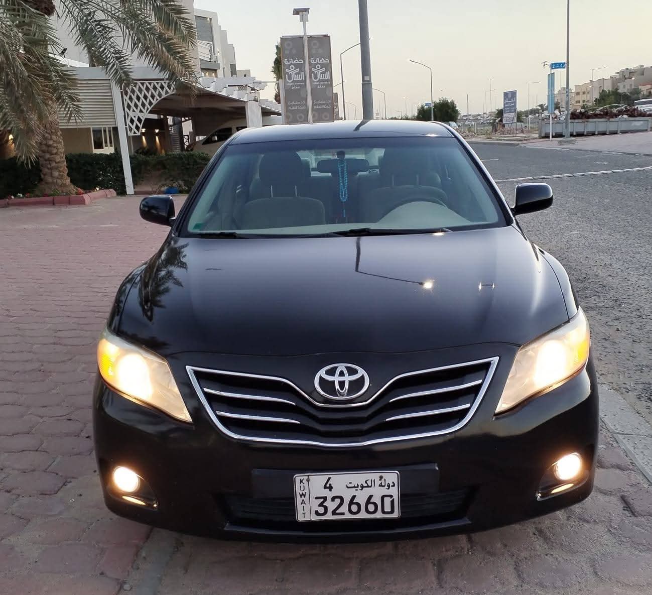 للبيع سيارة تويوتا كامري موديل 2011 الفىة الثانيه