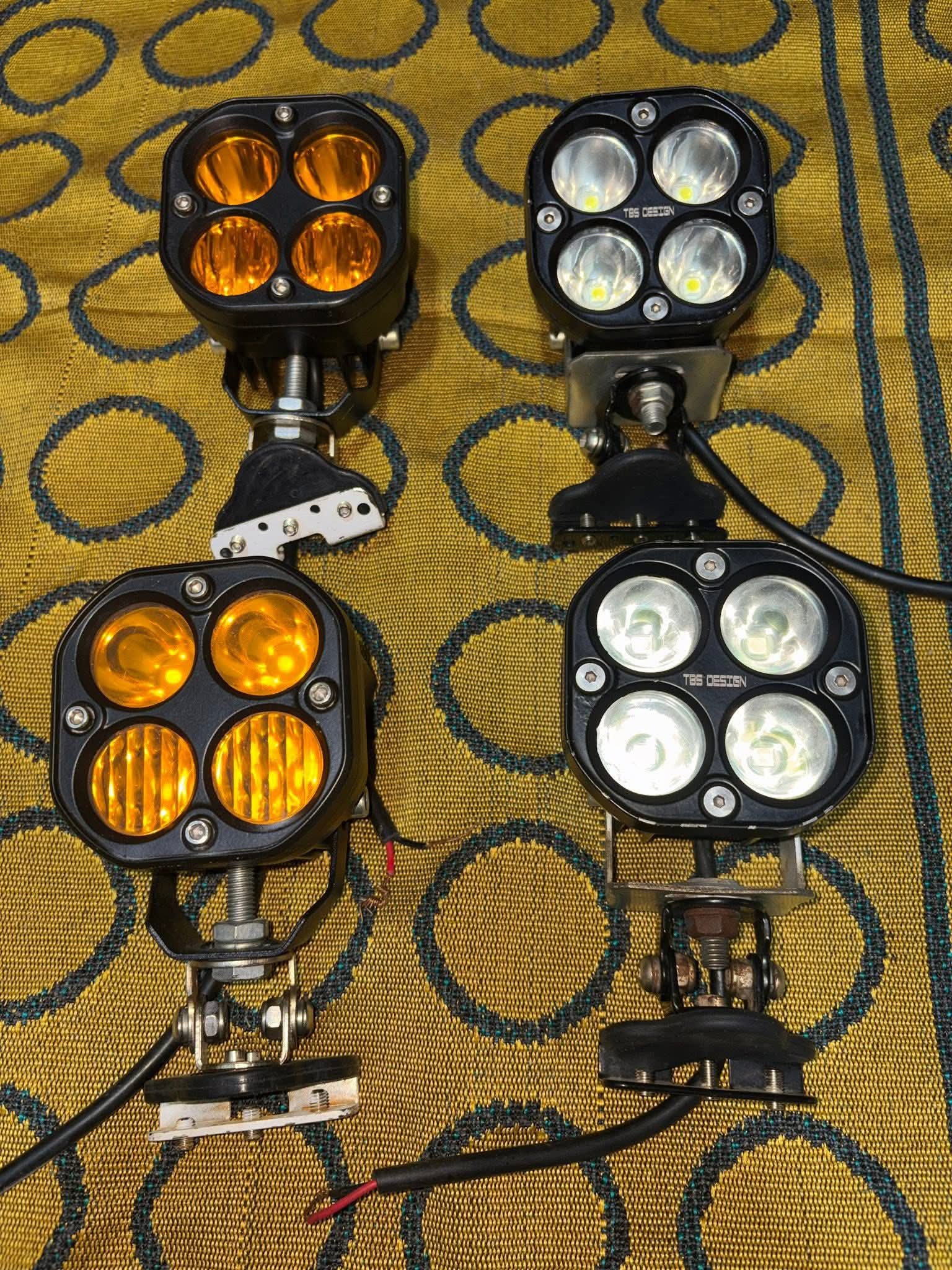 للبيع كشافات شبوره LED حاجه فاخر تركب علي السيارات والملاكي والترلات والموتسكل من 10 ڤولت الي 30 ڤولت  يعني علي اي بطاريه تشتغل