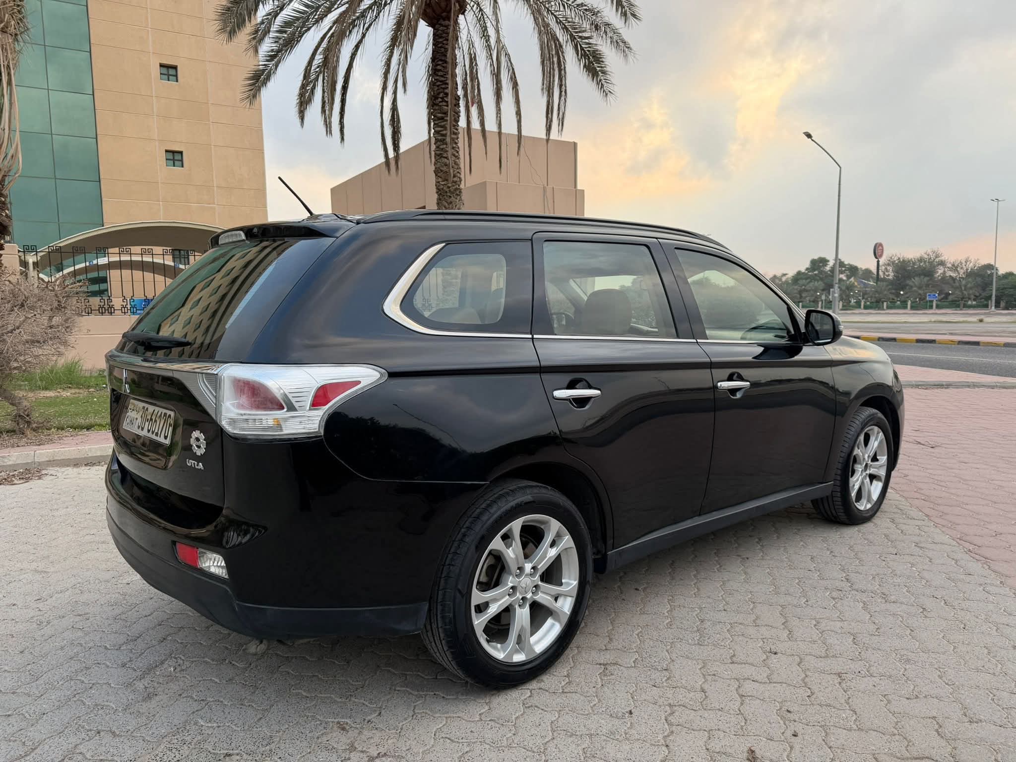 للبيع جيب ميتسوبيشي اوتلاندر الدرجه الاولى كامل المواصفات موديل 2014