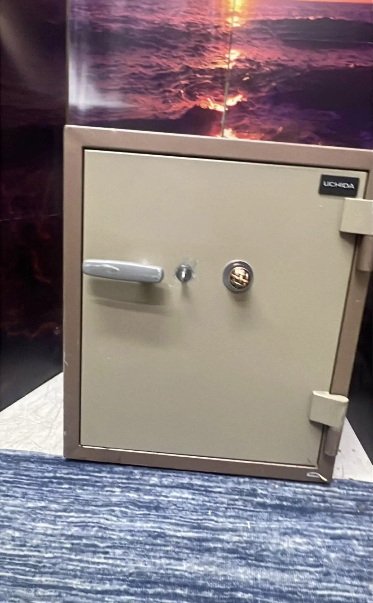 للبيع خزنه كوري مستعمله بحاله ممتازه الحجم 50✖️65 الوزن 70 كج